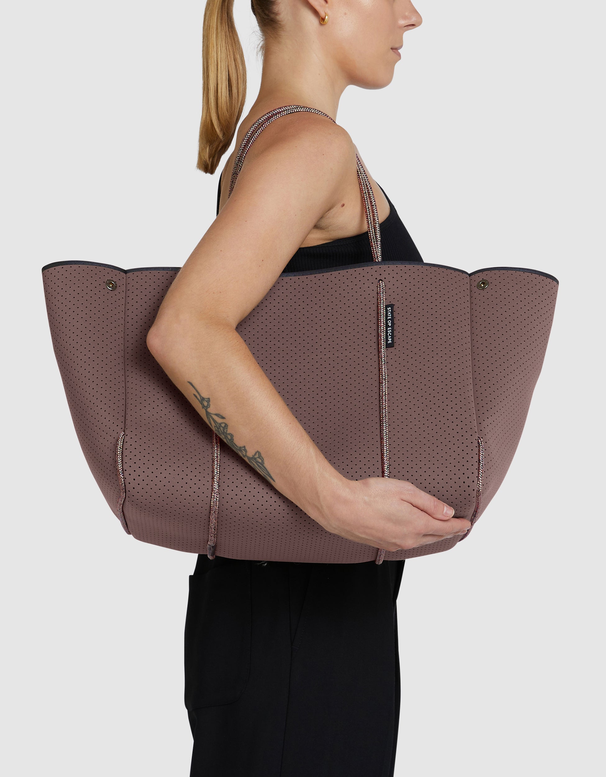 Escape tote in peppercorn
