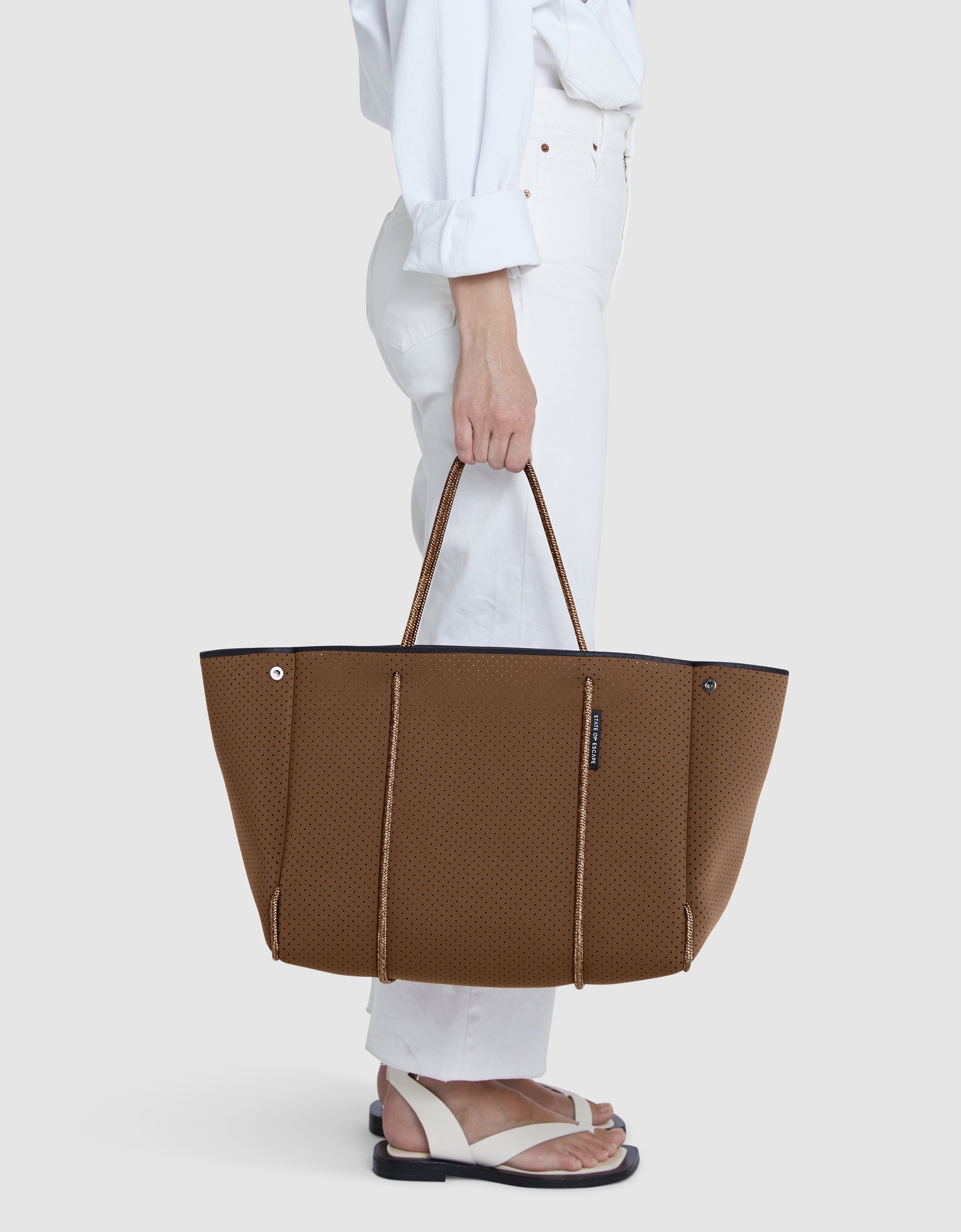 Escape™ tote in saddle – State of Escape