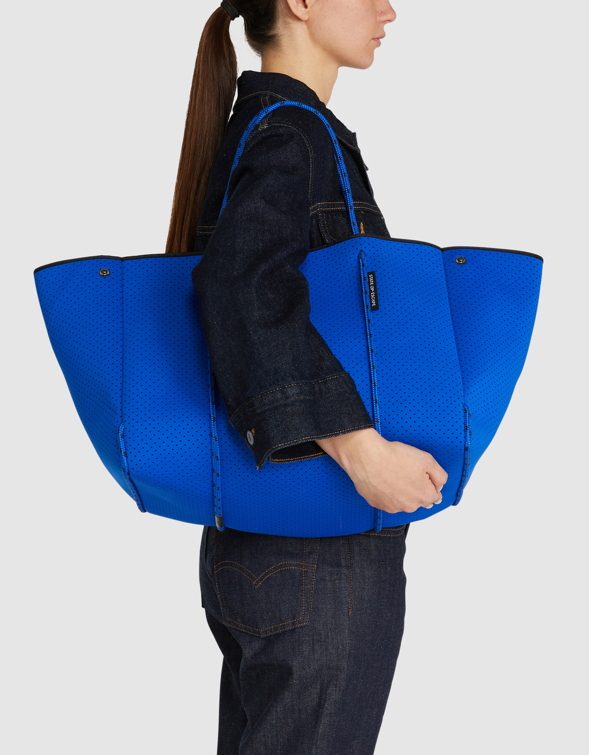 Escape™ tote electric blue