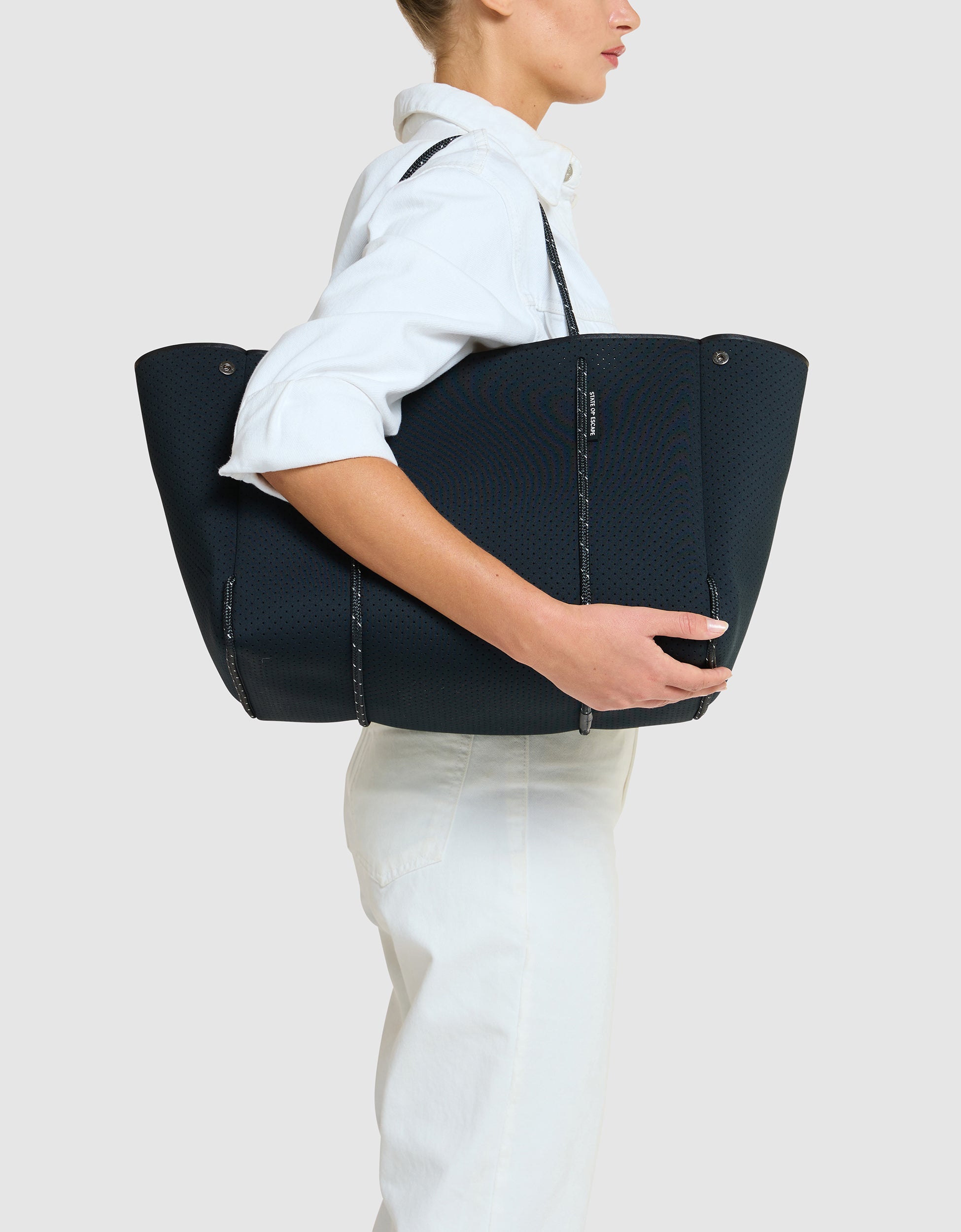 Escape™ tote in highlight fleck black