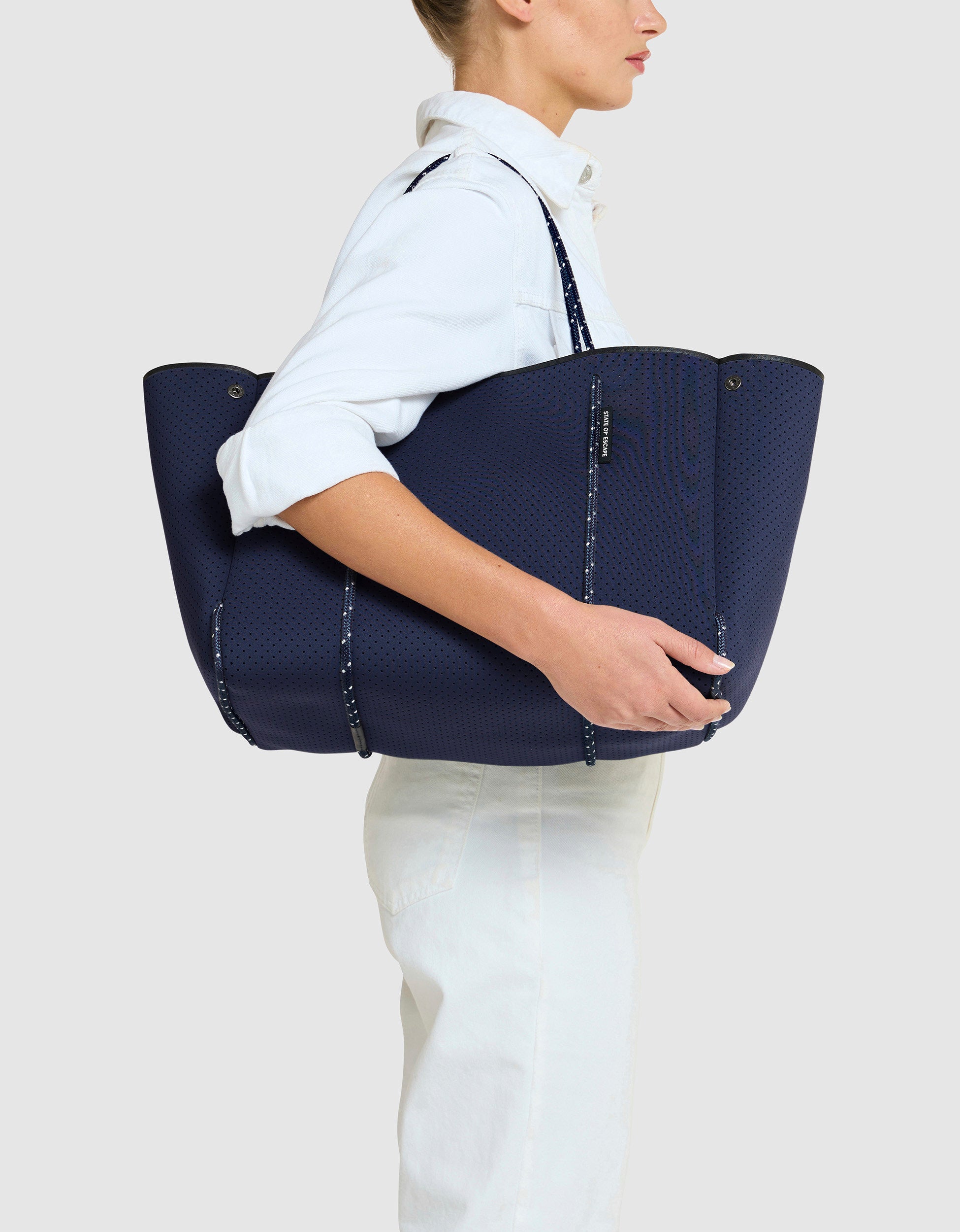 Escape tote in cosmos/white