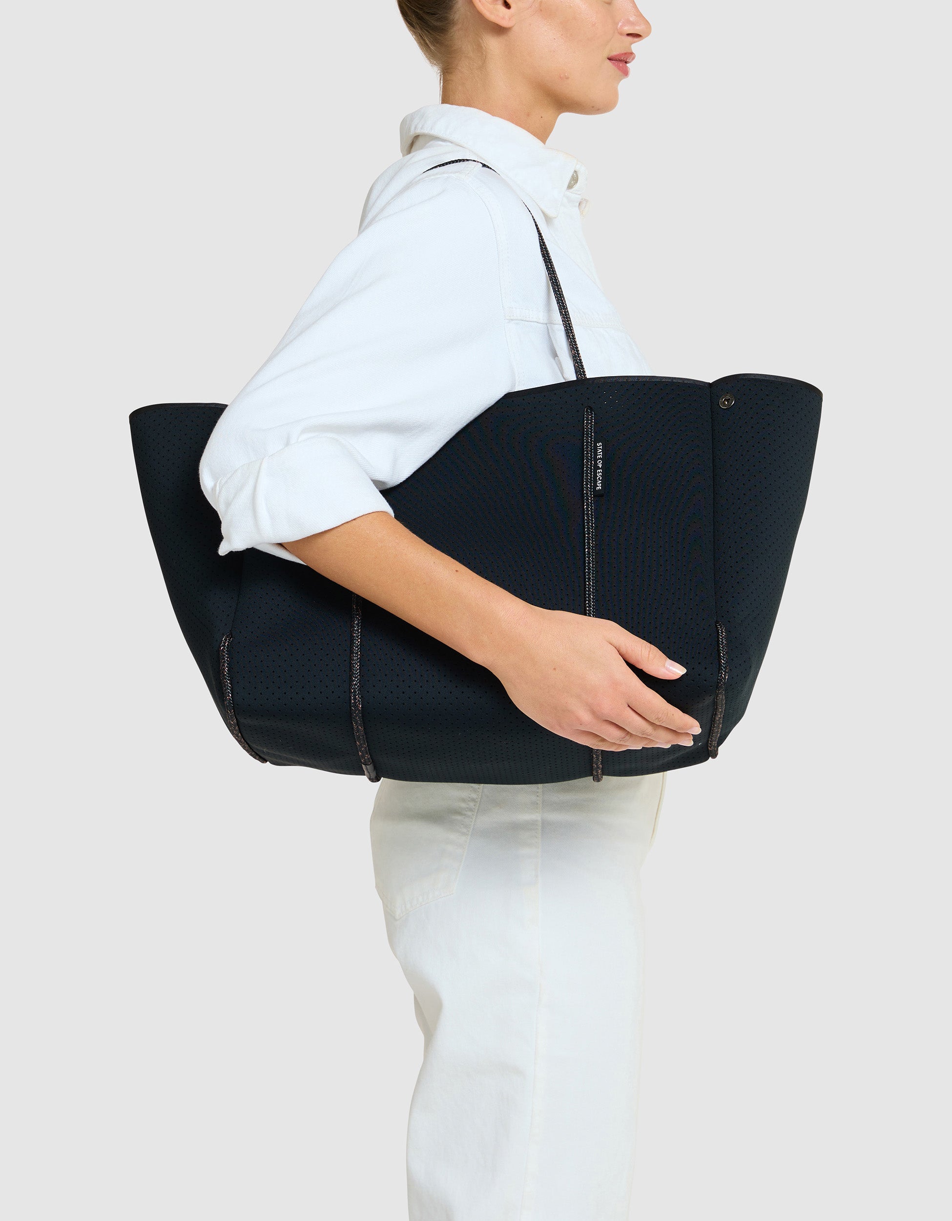 Escape™ tote in black / saddle (dual tone)