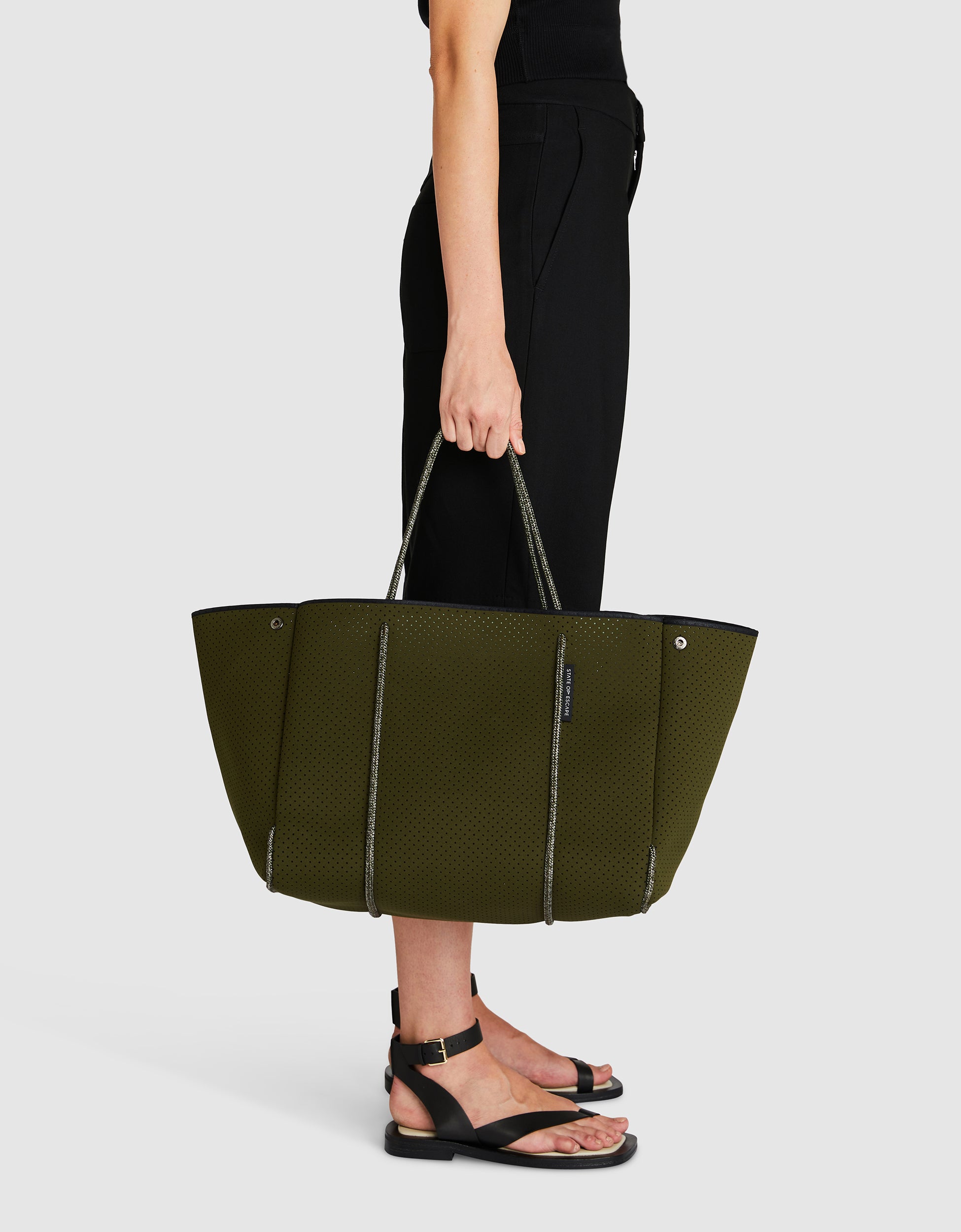 Escape™ tote in khaki / grey (dual tone) – State of Escape