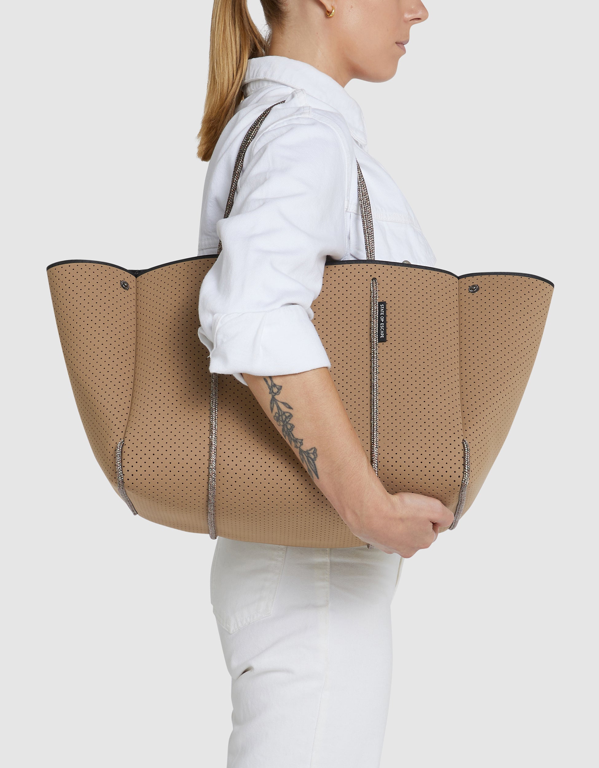 Escape™ tote in caramel / steel (dual tone) – State of Escape