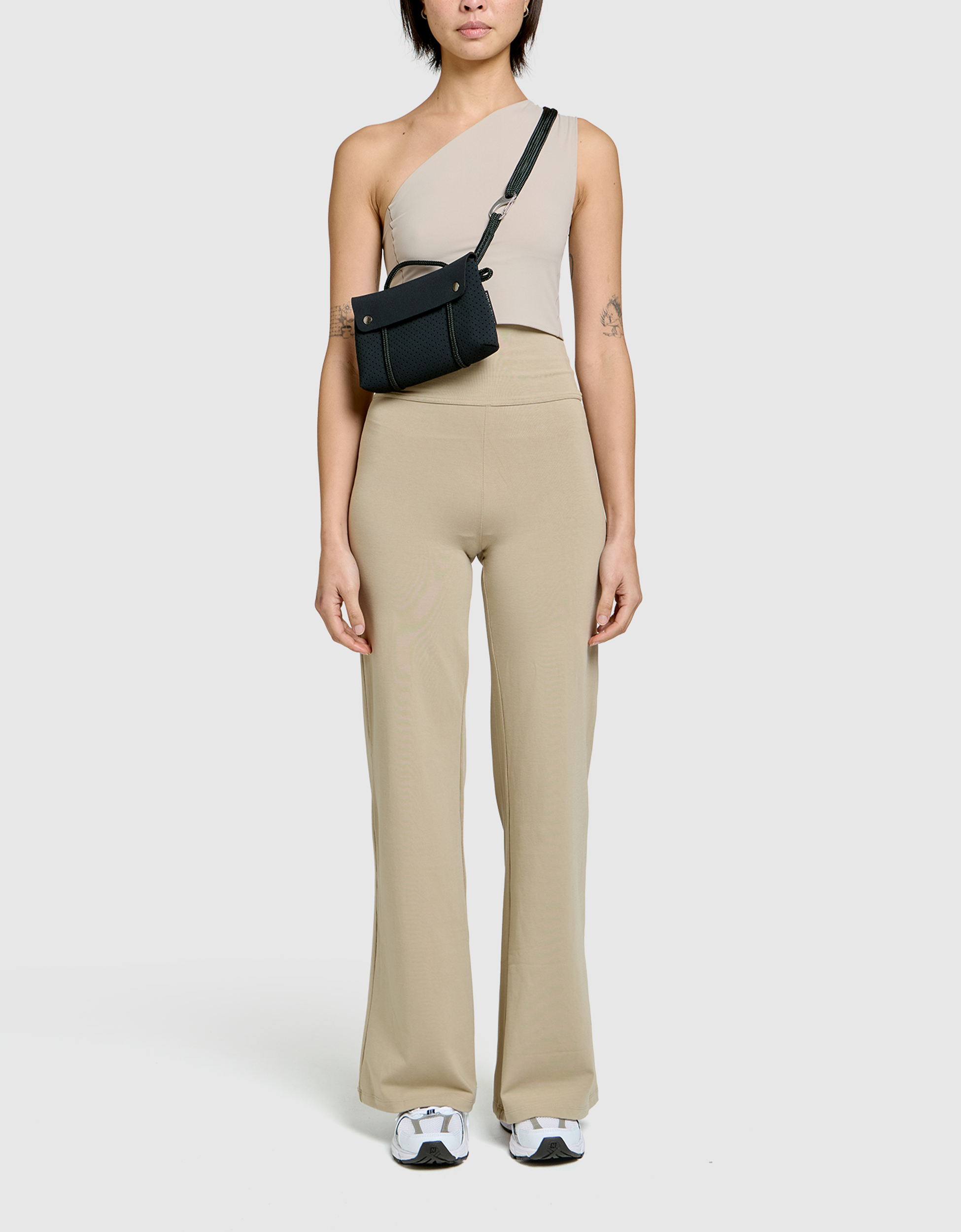 Compass kit crossbody in black