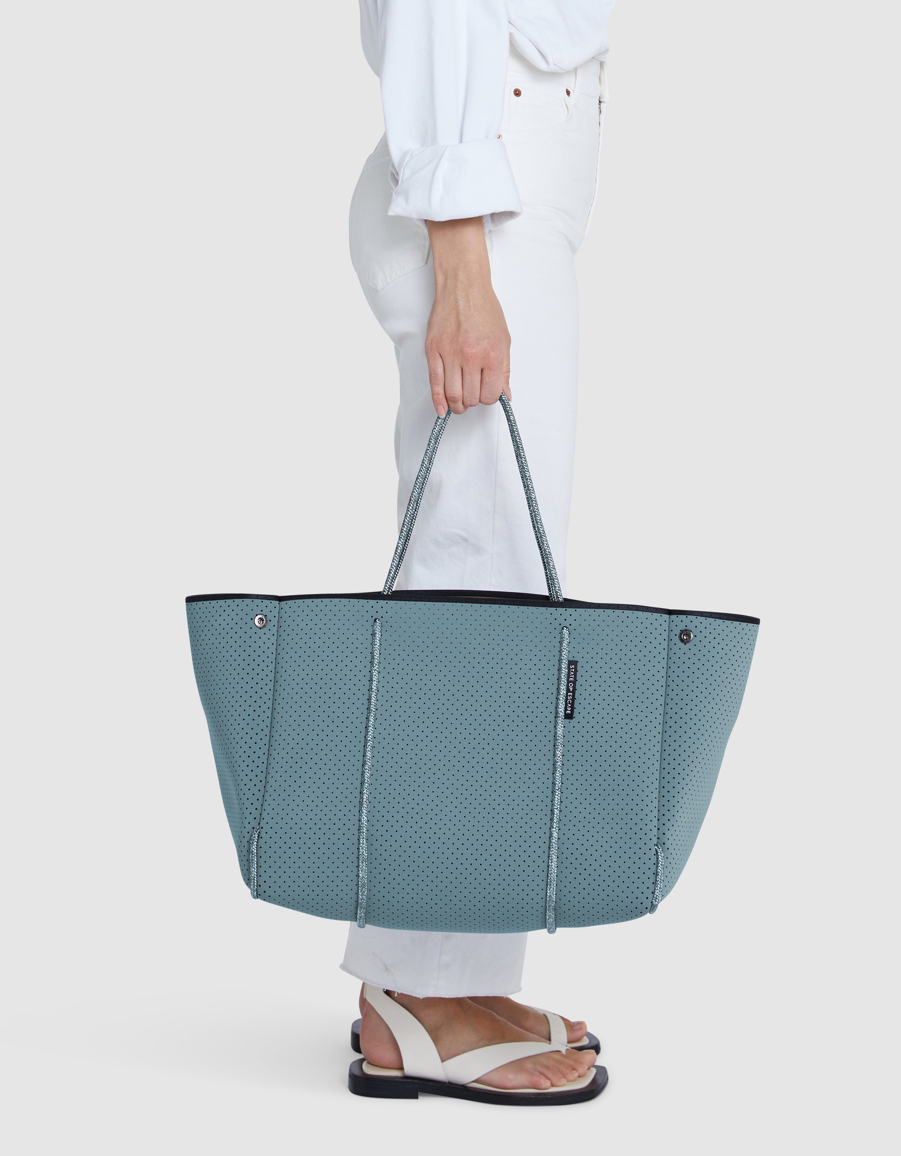 Escape tote in chambray