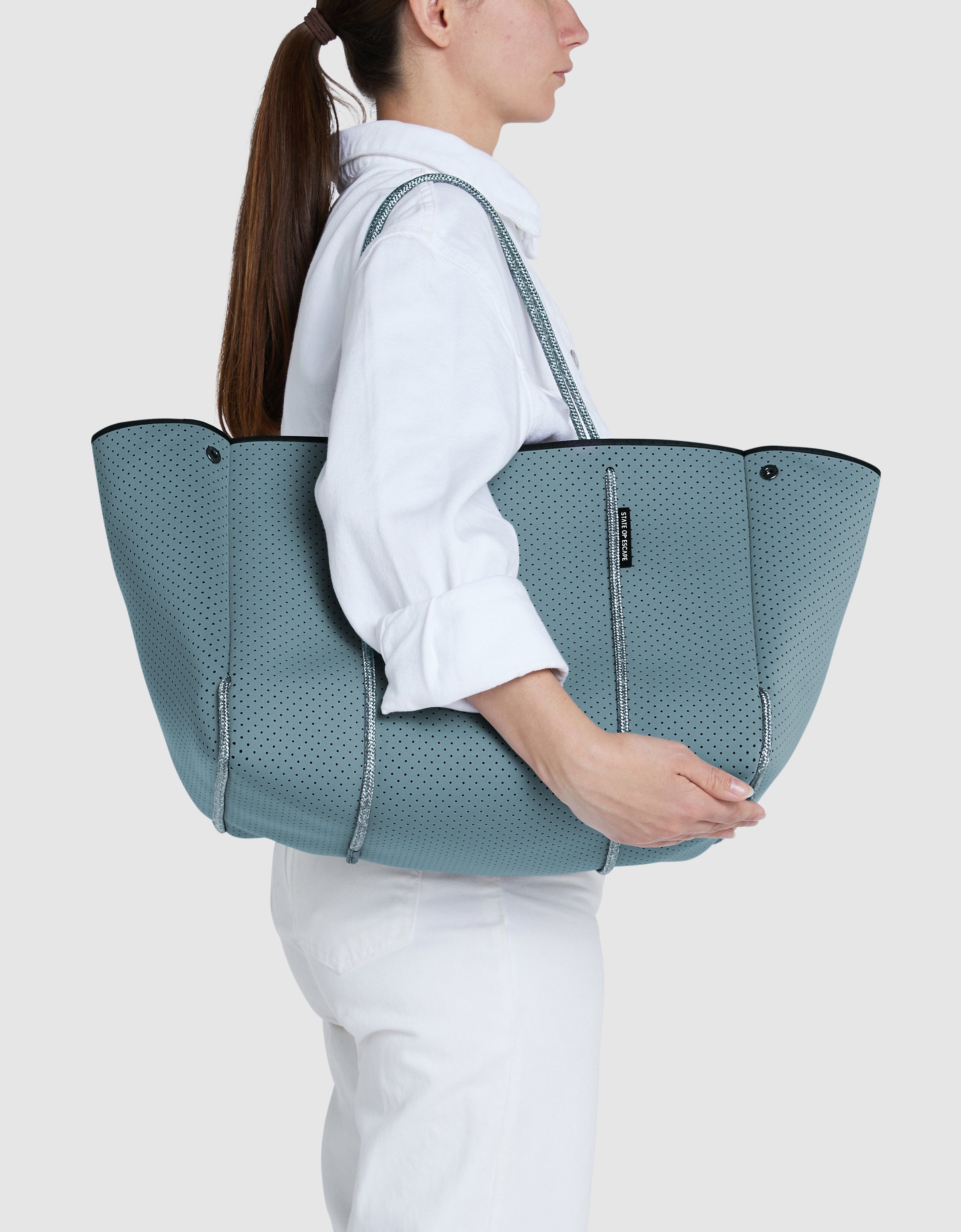 Escape tote in chambray