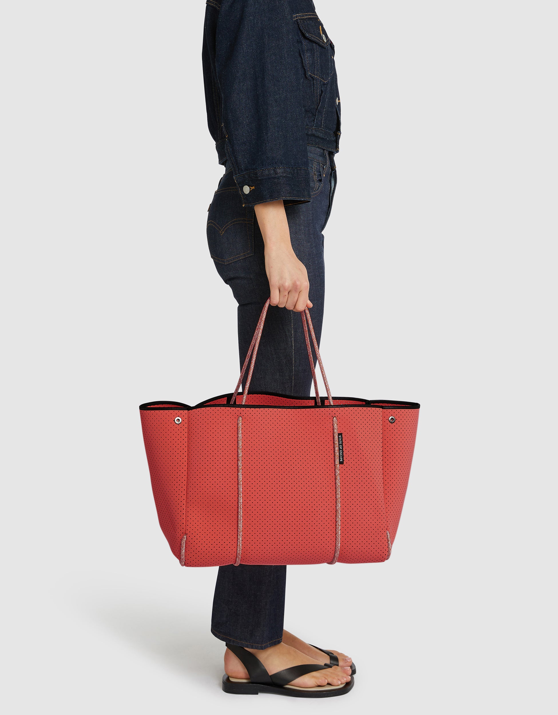 Escape tote in guava