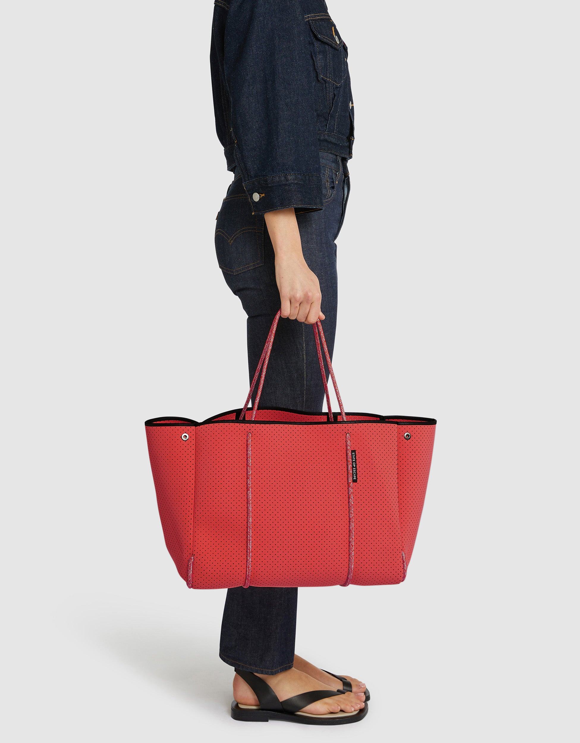 Escape tote in guava