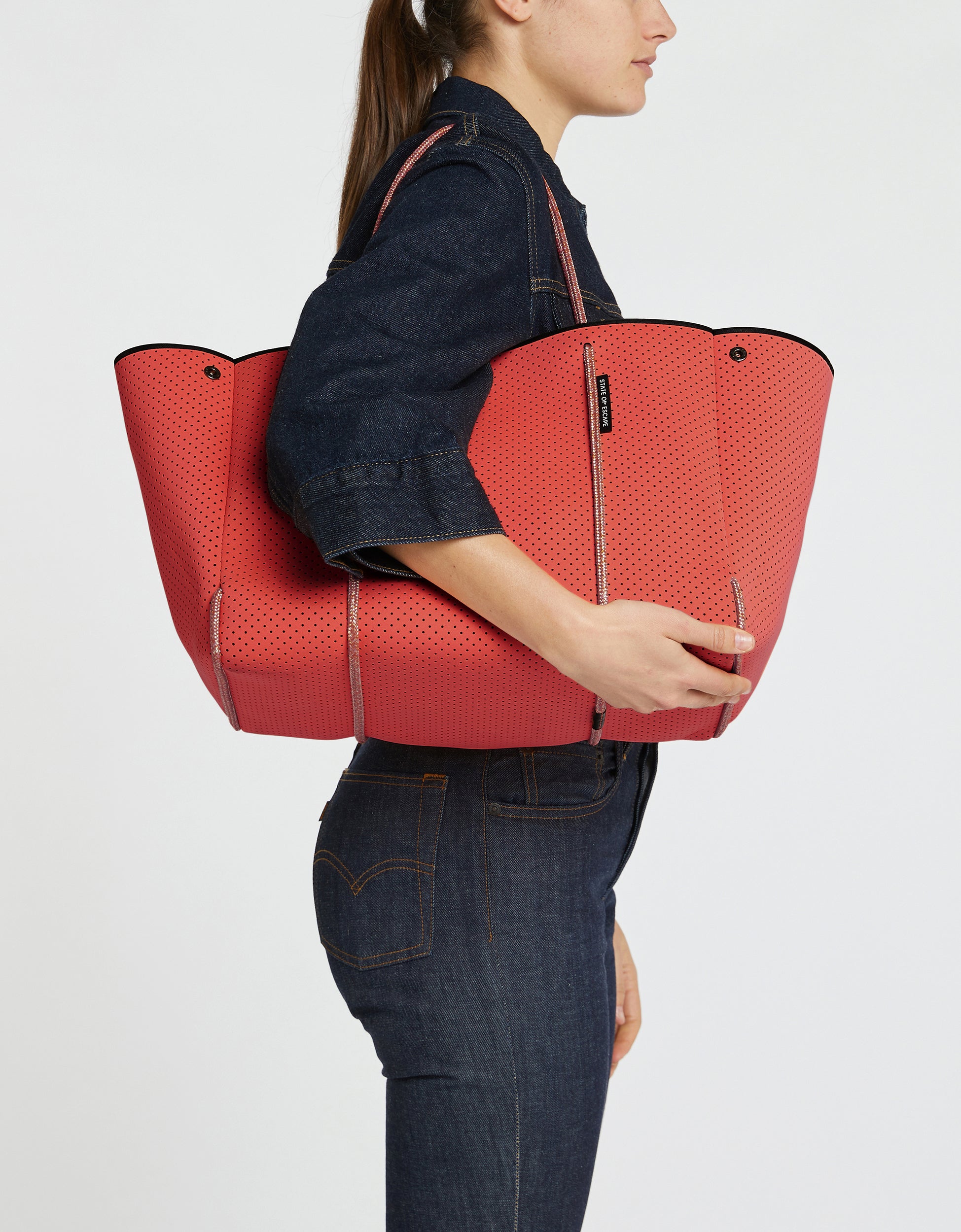 Escape tote in guava