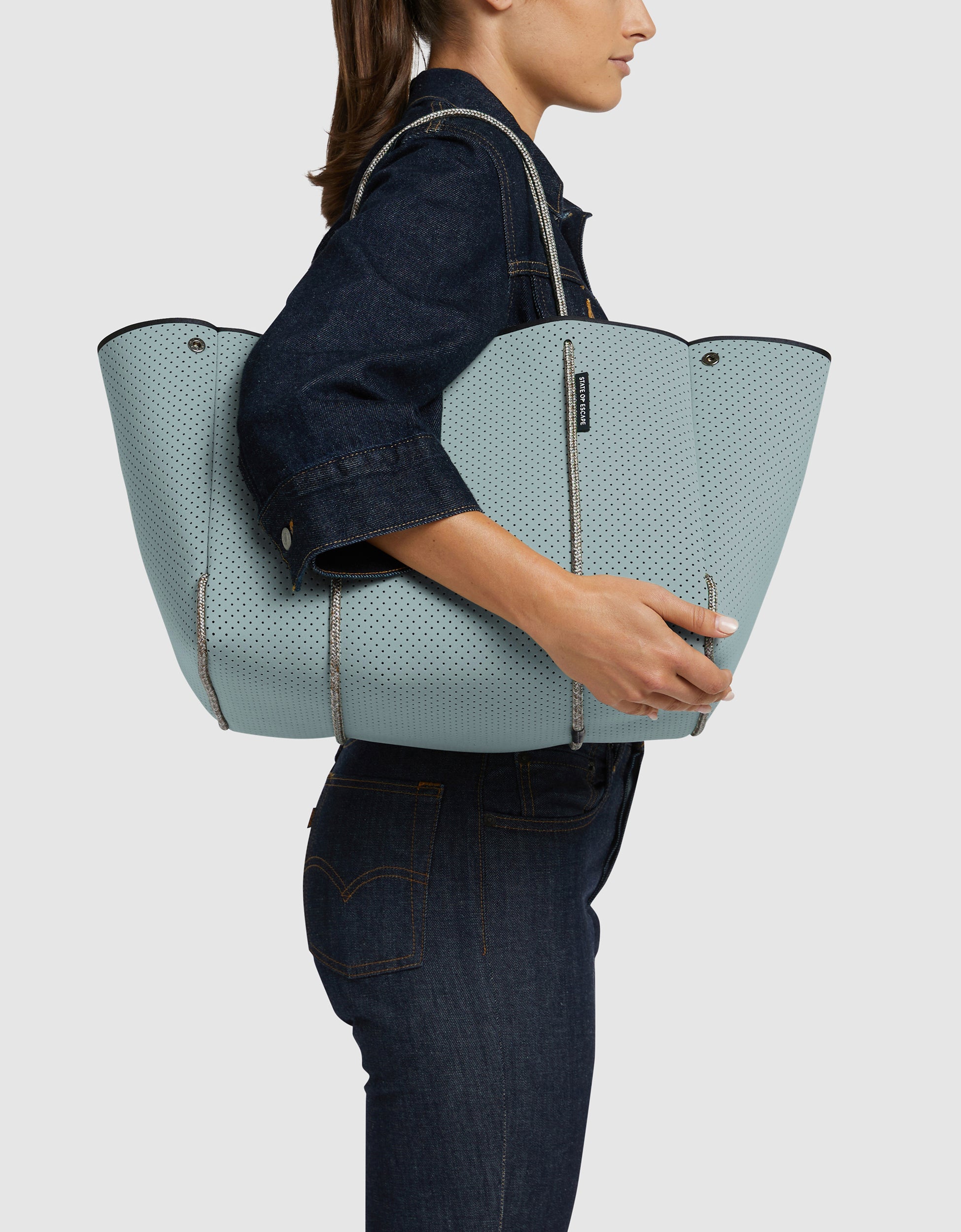 Escape tote in mystic blue