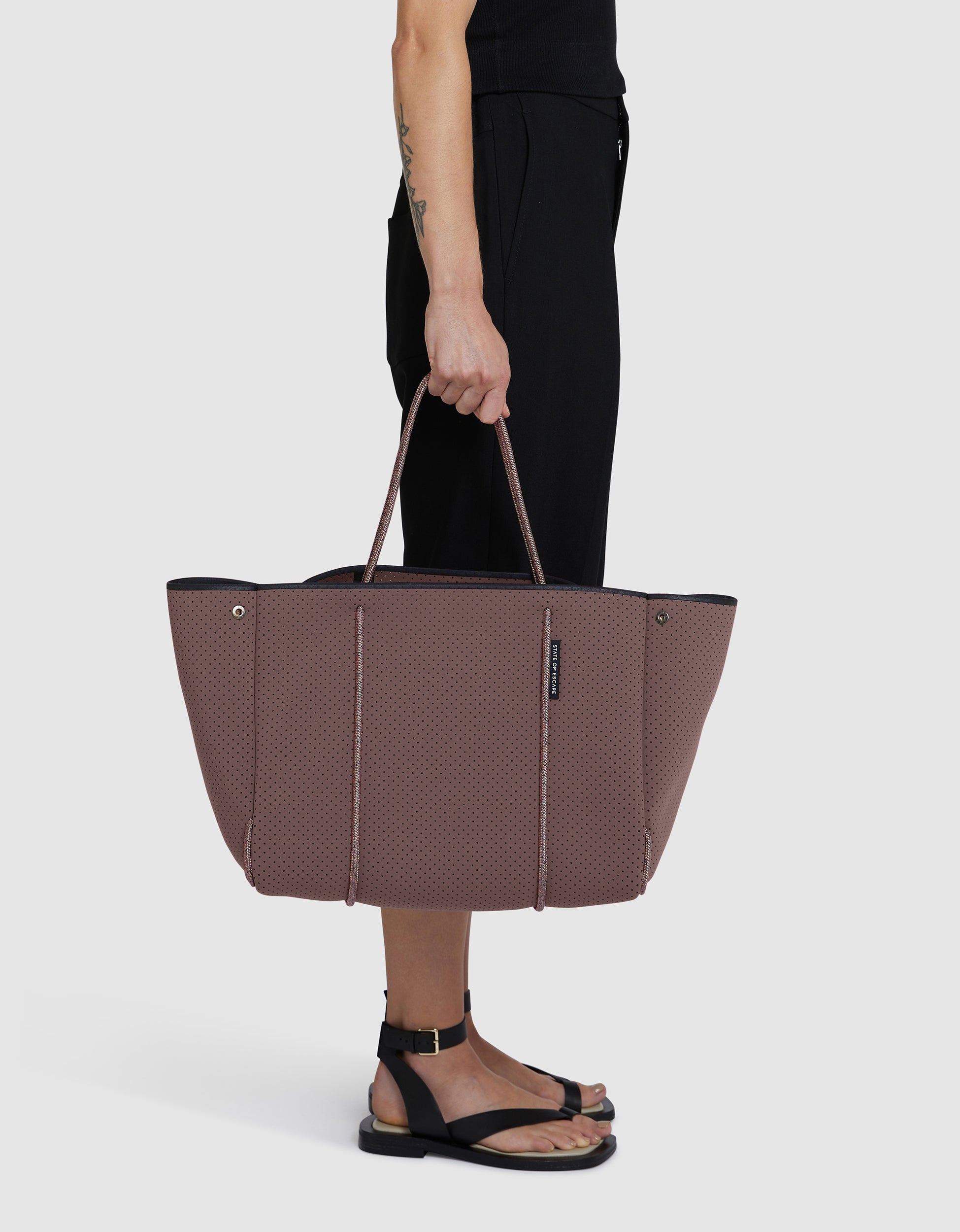 Escape tote in peppercorn