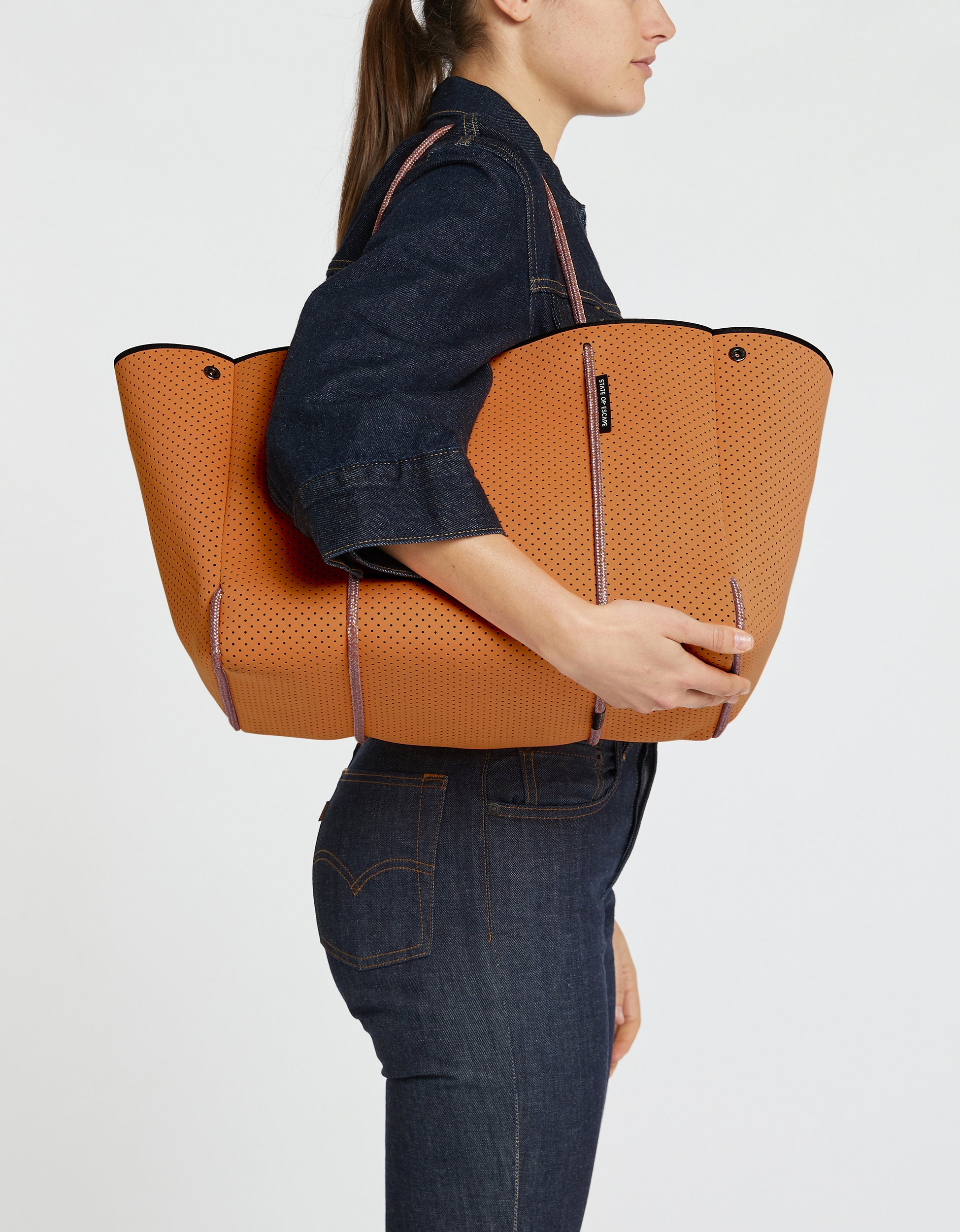 Escape tote in peach haze