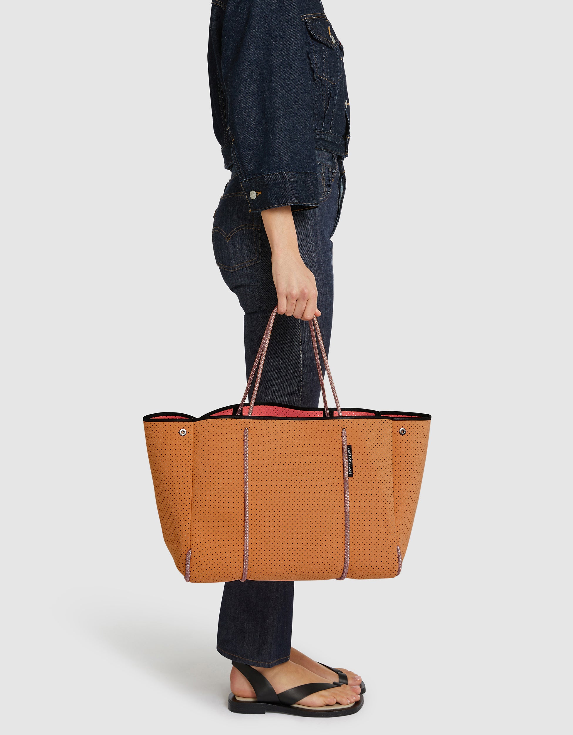 Escape tote in peach haze / guava