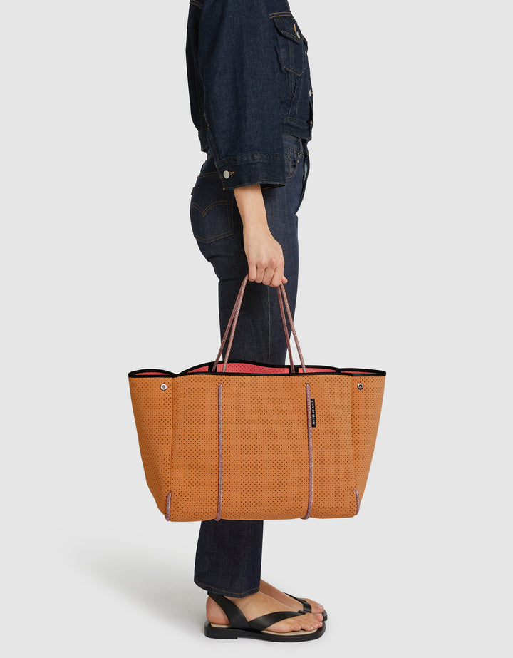 Escape tote in peach haze / guava – State of Escape