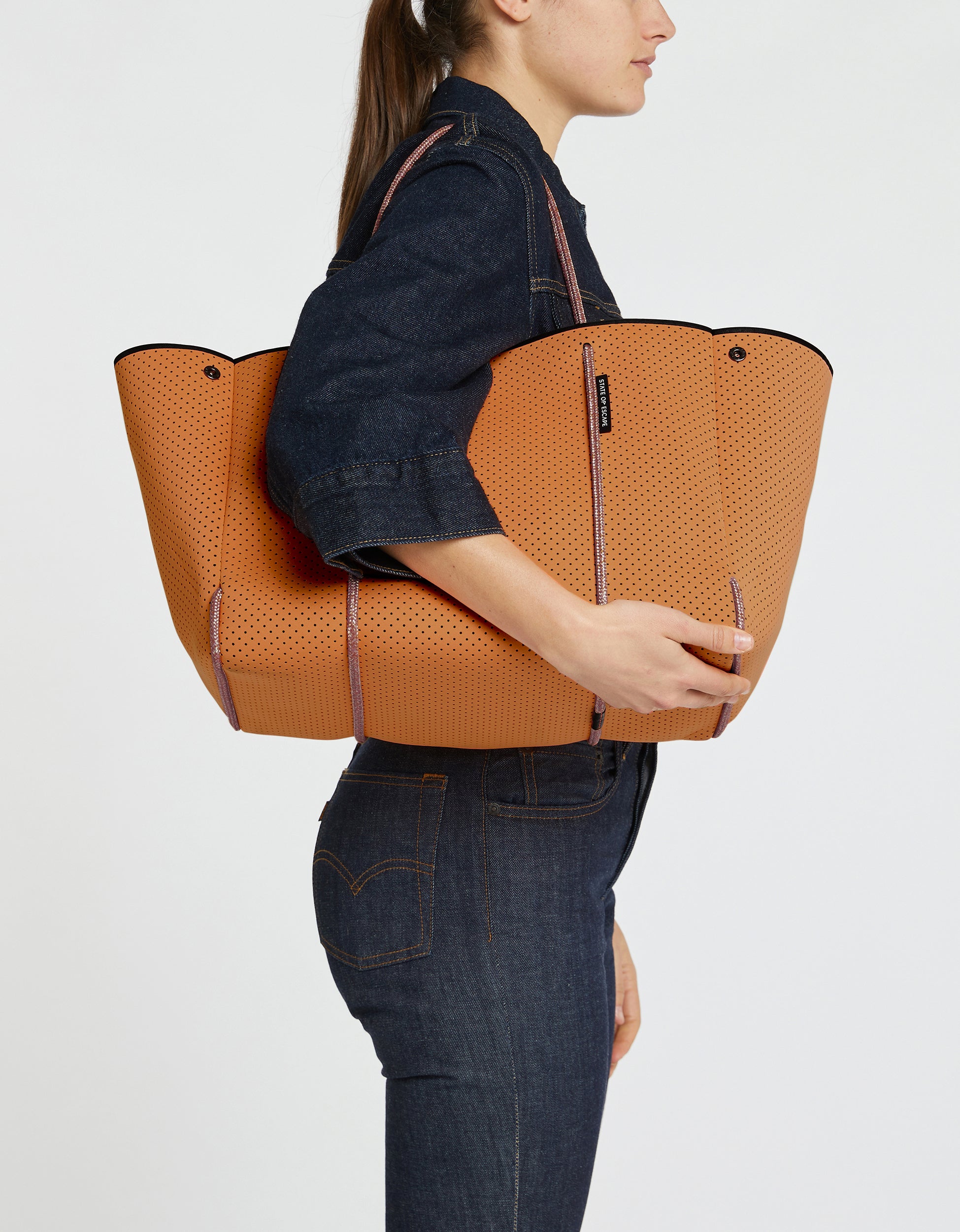 Escape tote in peach haze / guava