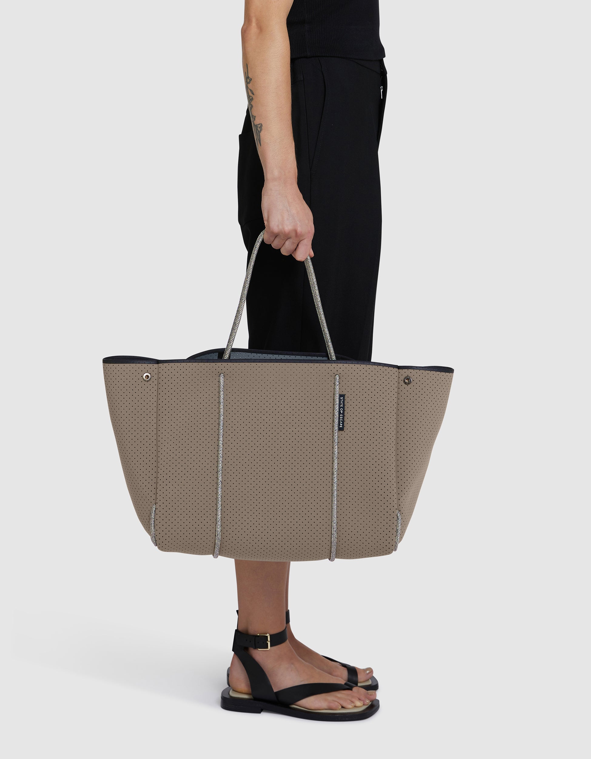 Escape tote in smoke/pewter