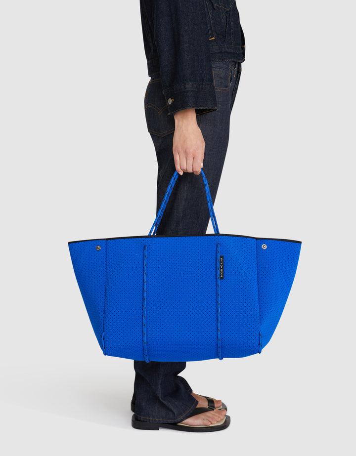 Escape tote in electric blue – State of Escape