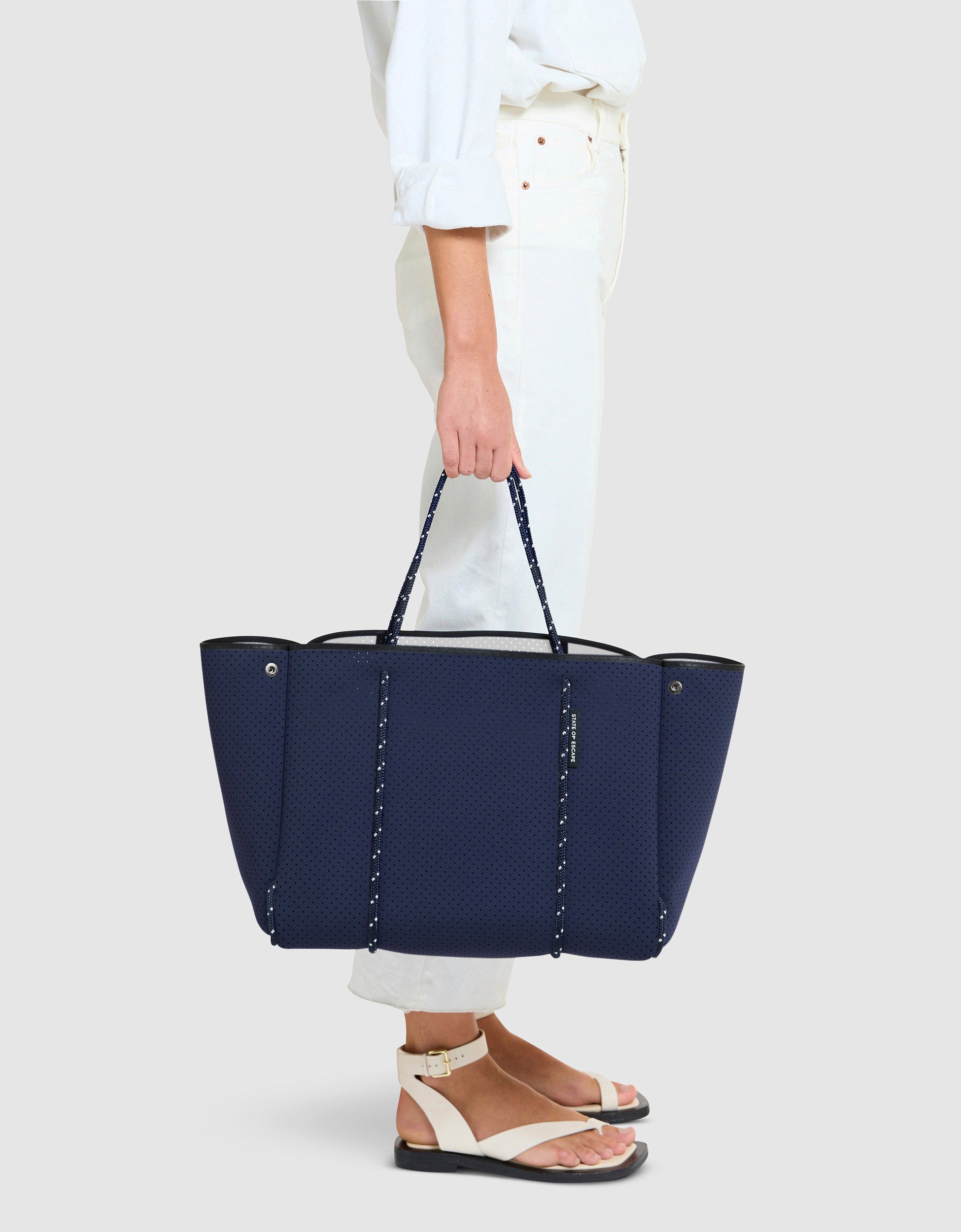 Escape tote in cosmos/white