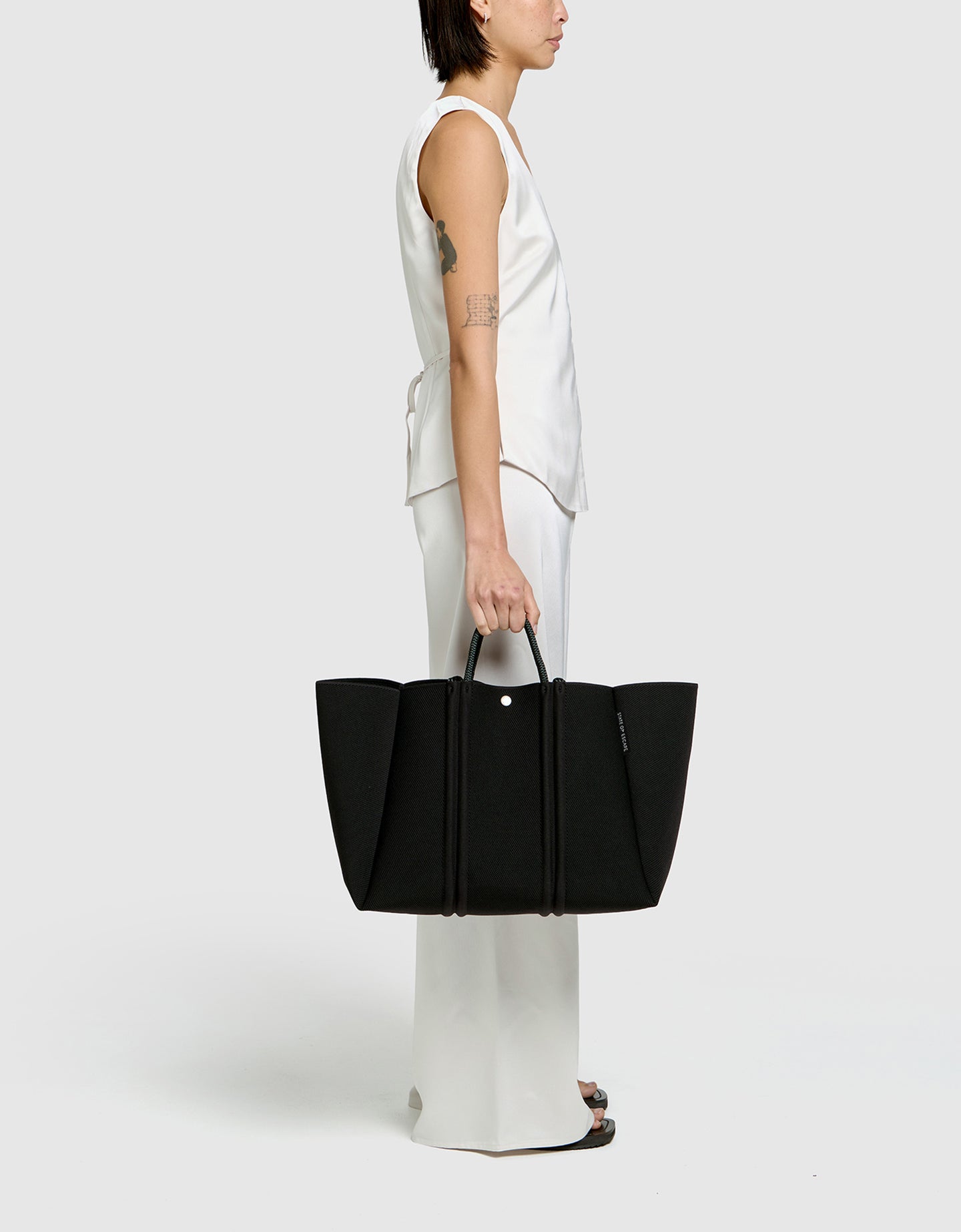Meridian large tote in black – State of Escape