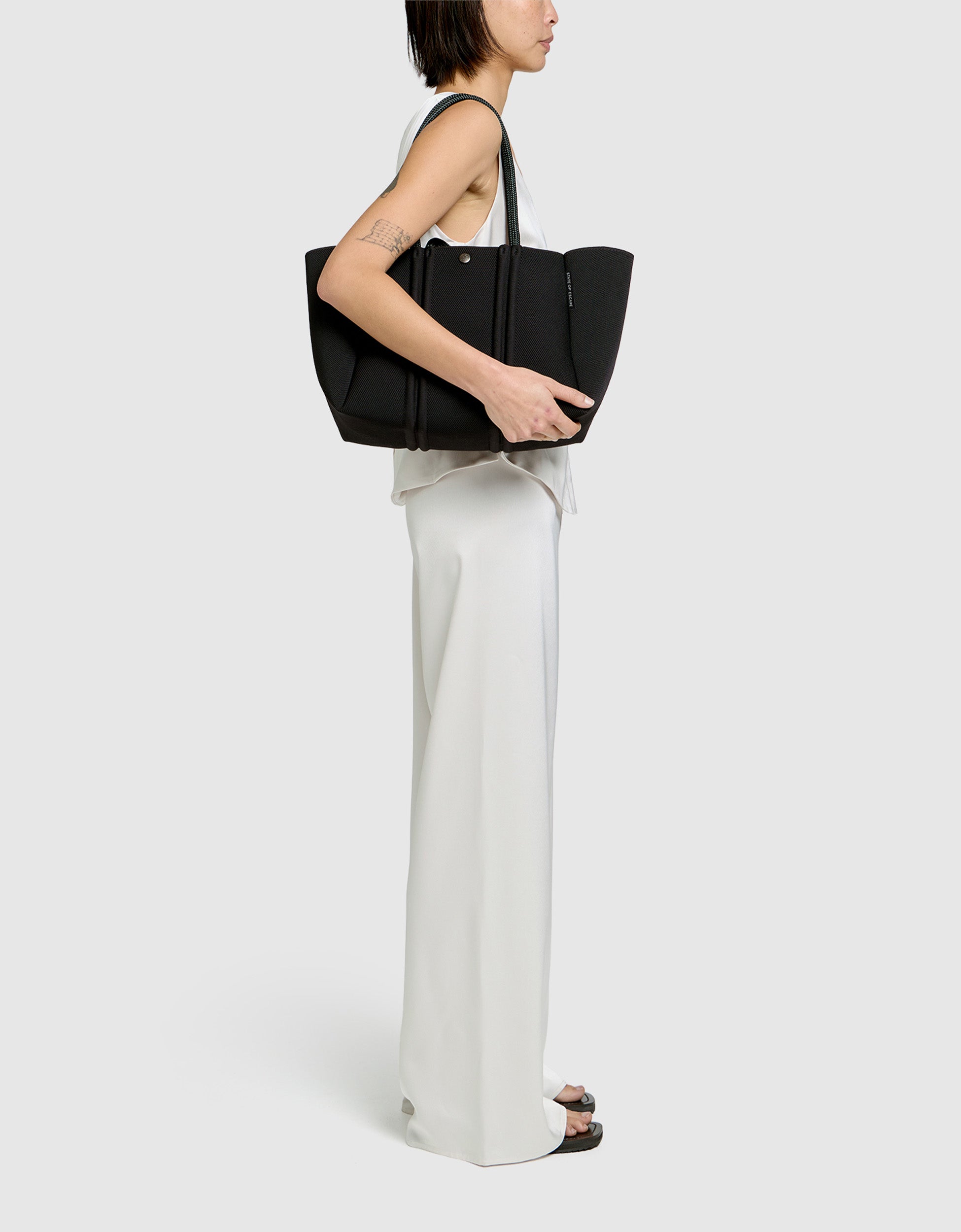 Meridian midi tote in black-hazelnut