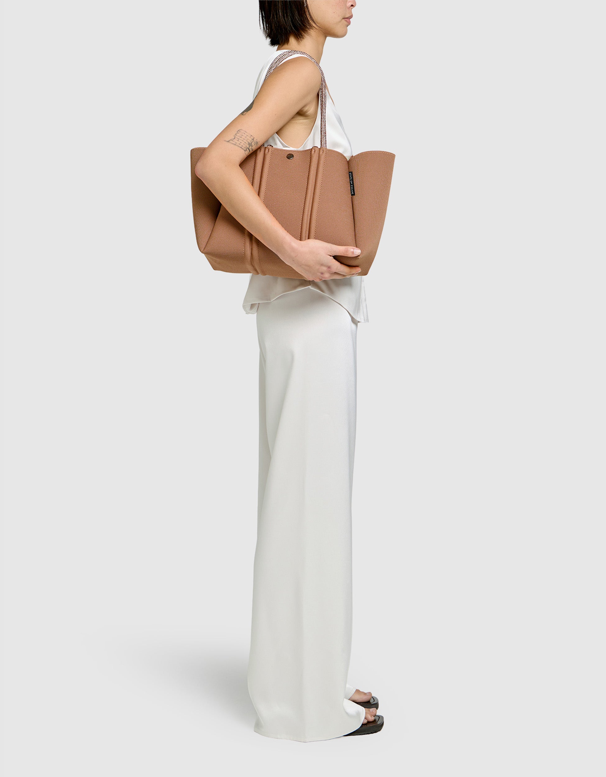 Meridian midi tote in hazelnut-crema