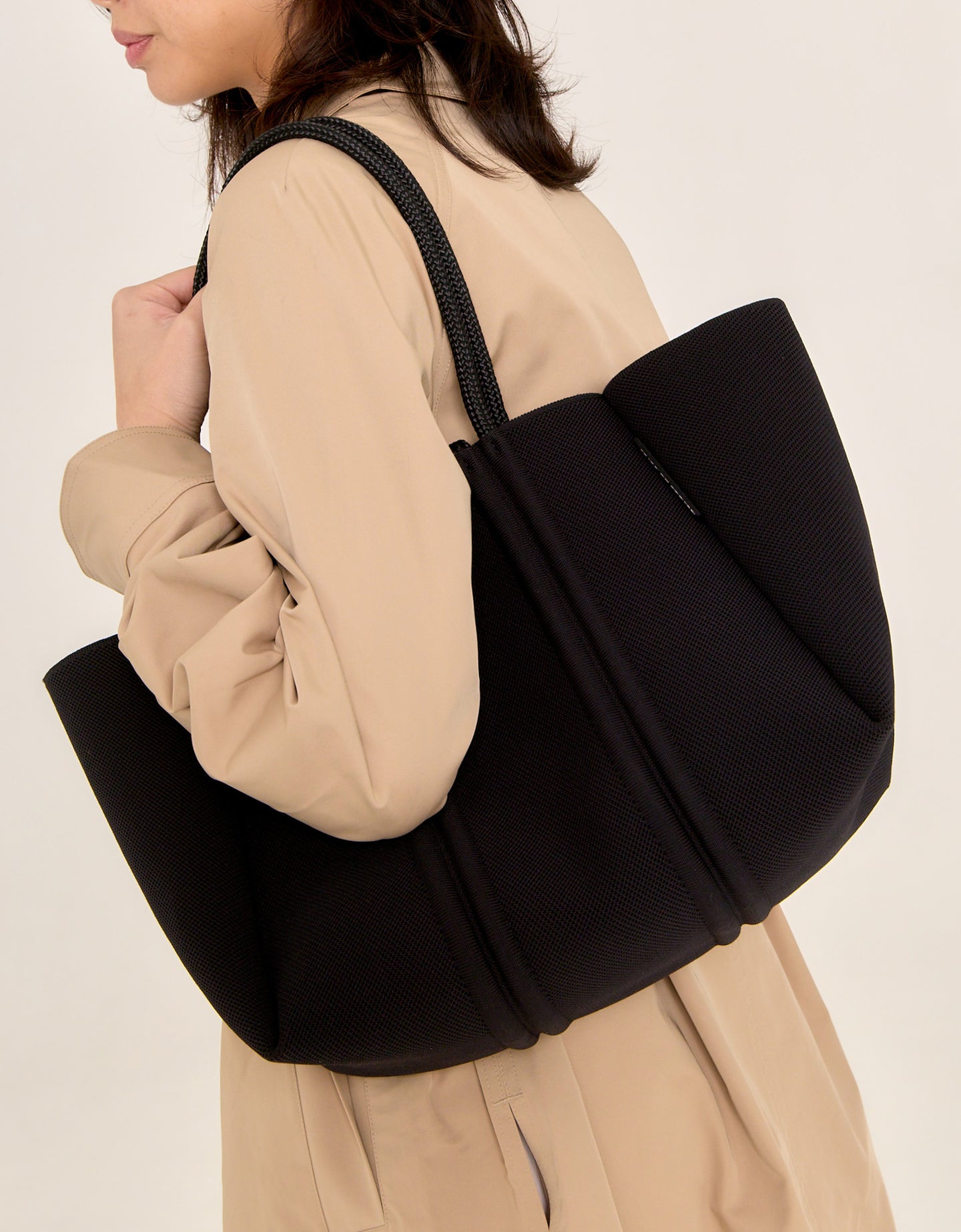 Meridian midi tote in black / hazelnut – State of Escape