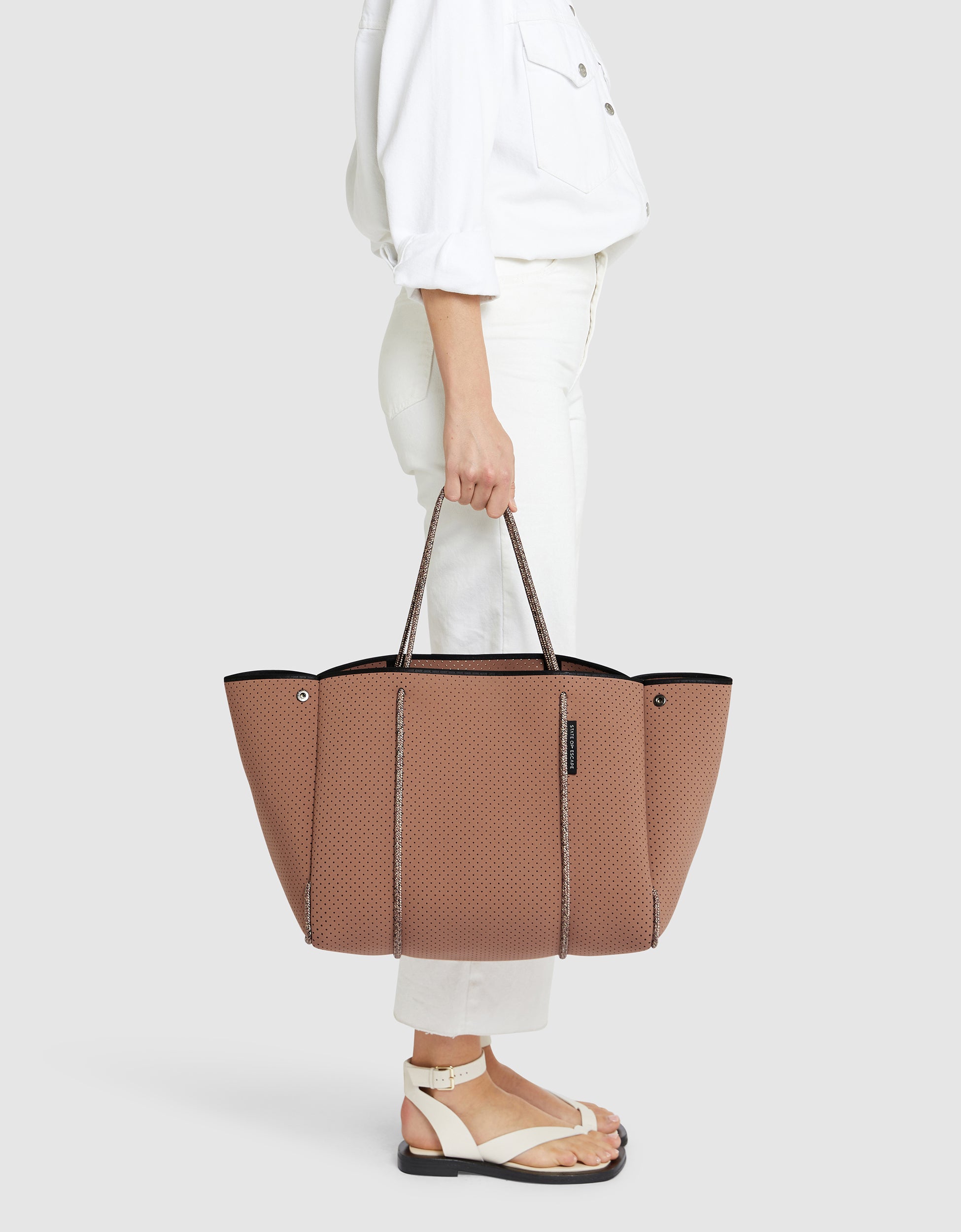 Escape™ tote in nougat