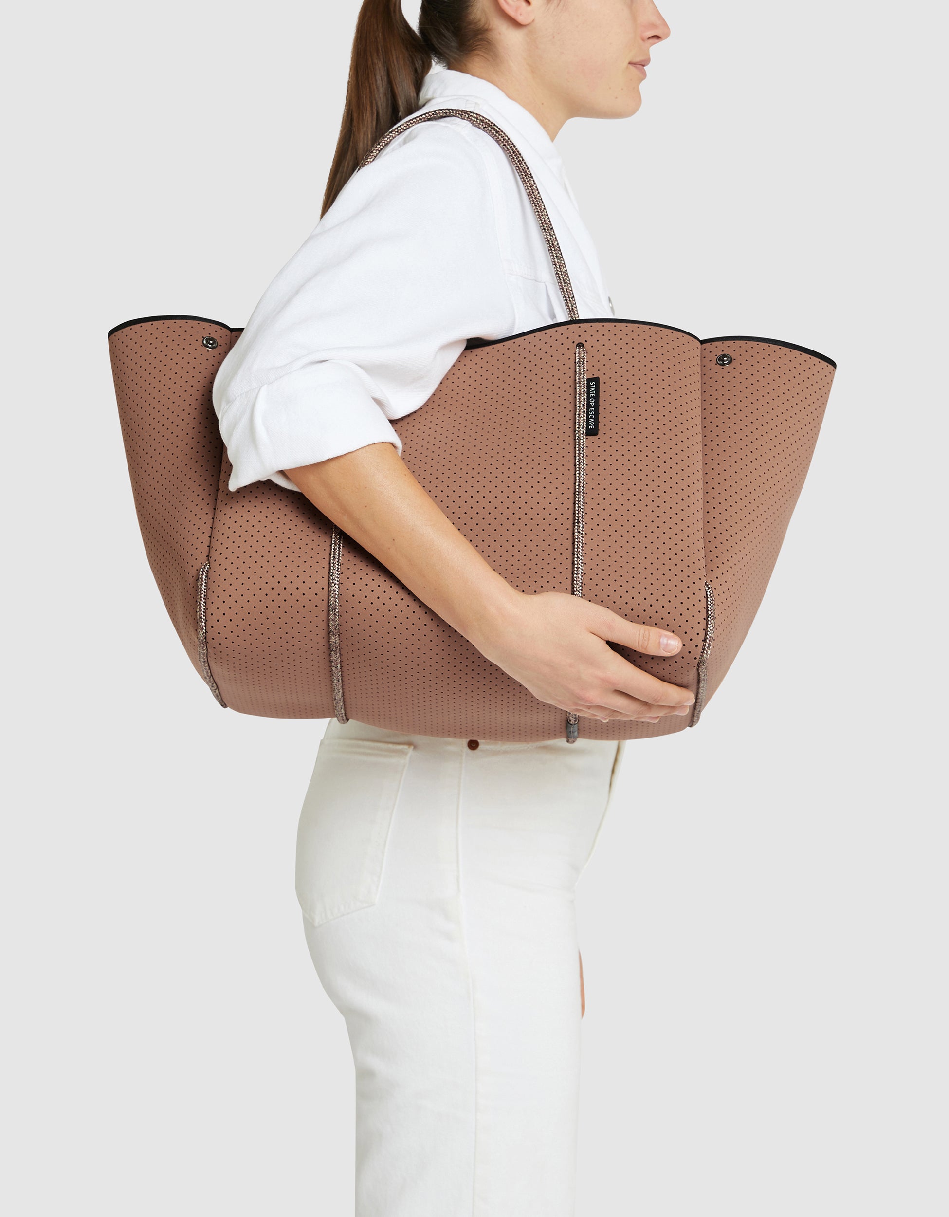 Escape™ tote in nougat