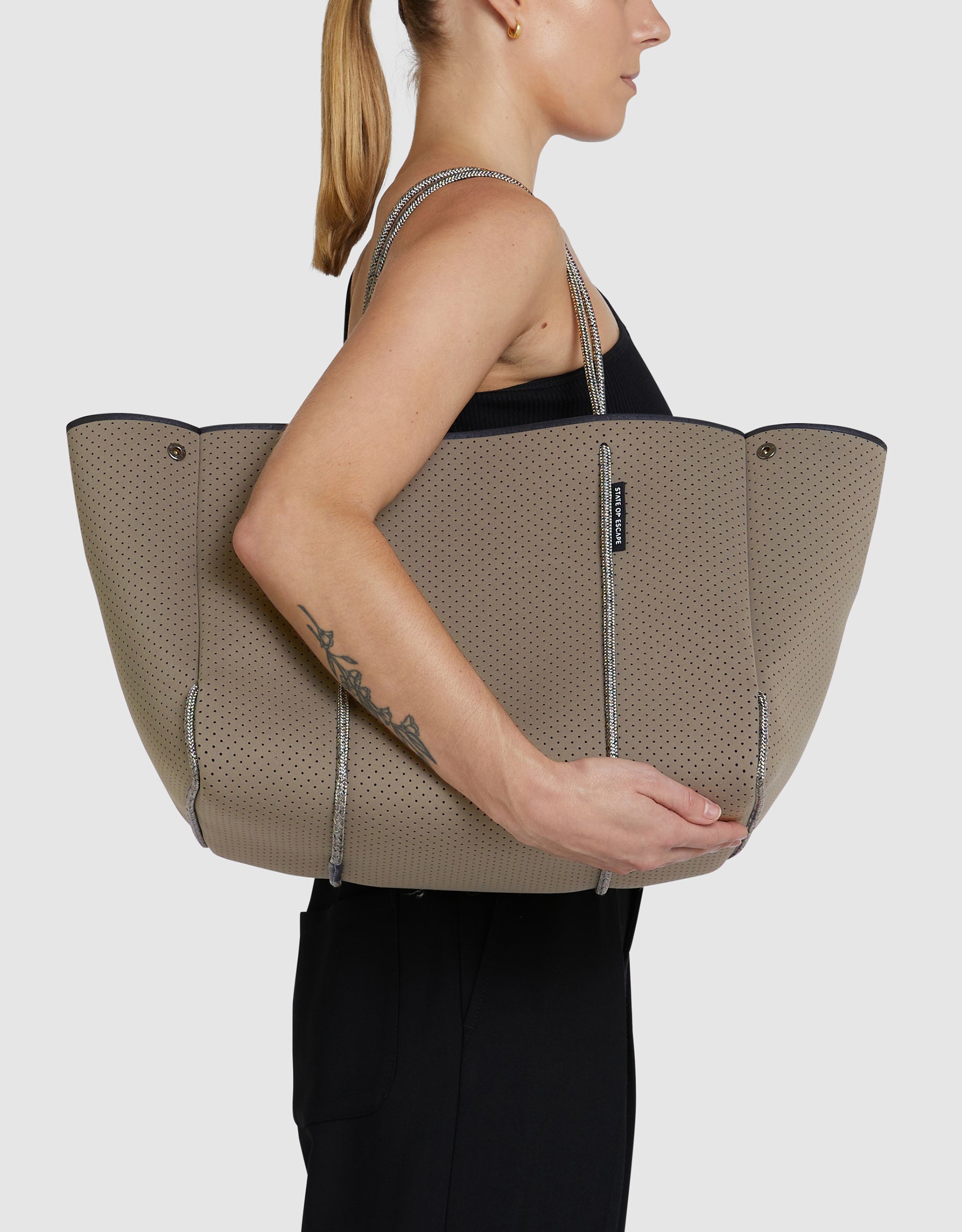 Escape™ tote in smoke